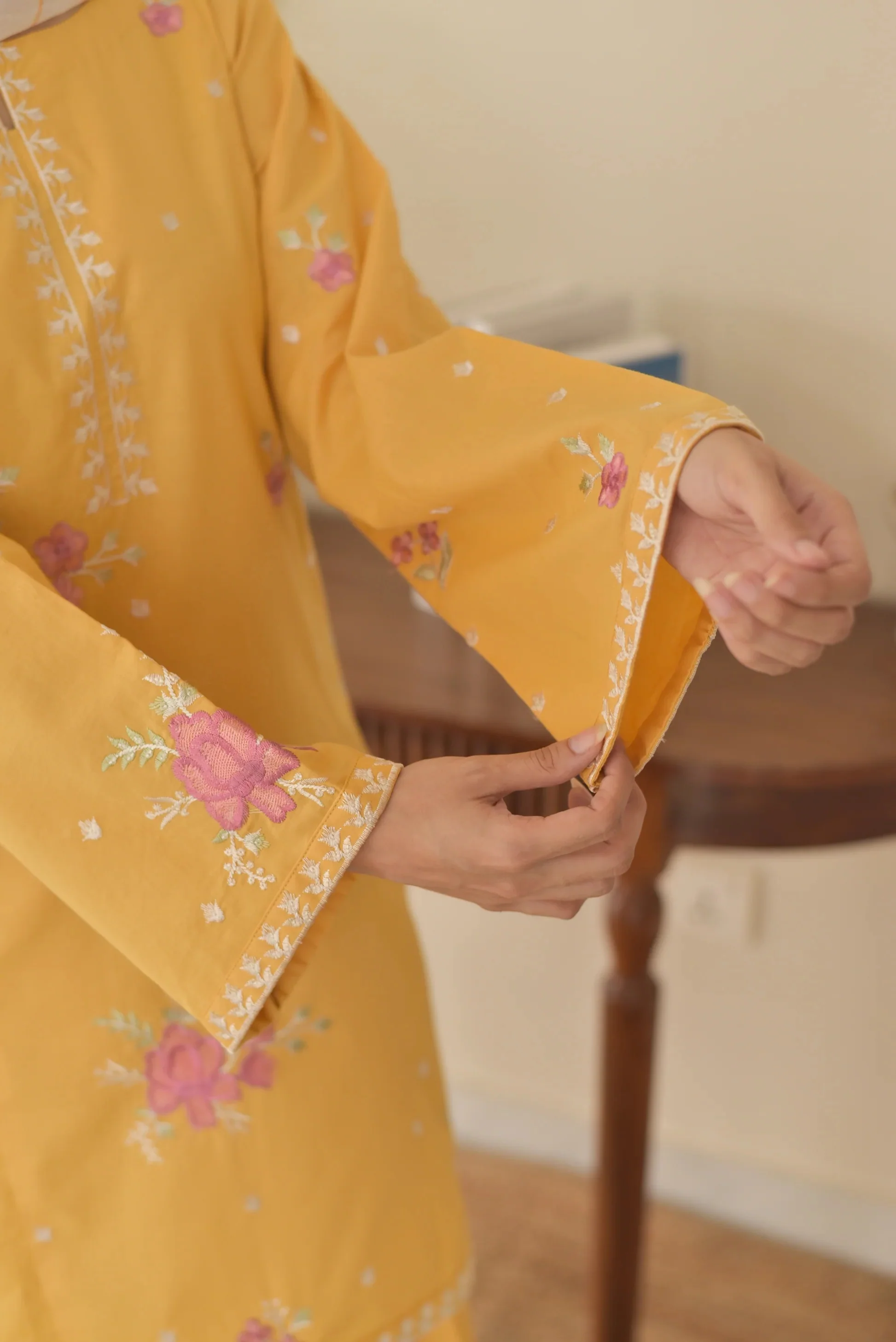 Hoorain Embroidered 3pc - Image 5
