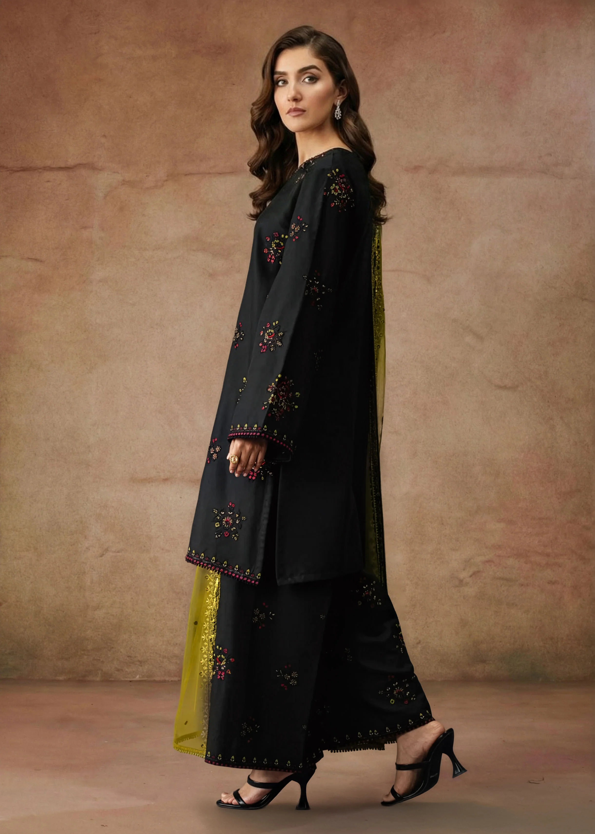 Laira Embroidered 3 piece - Image 3