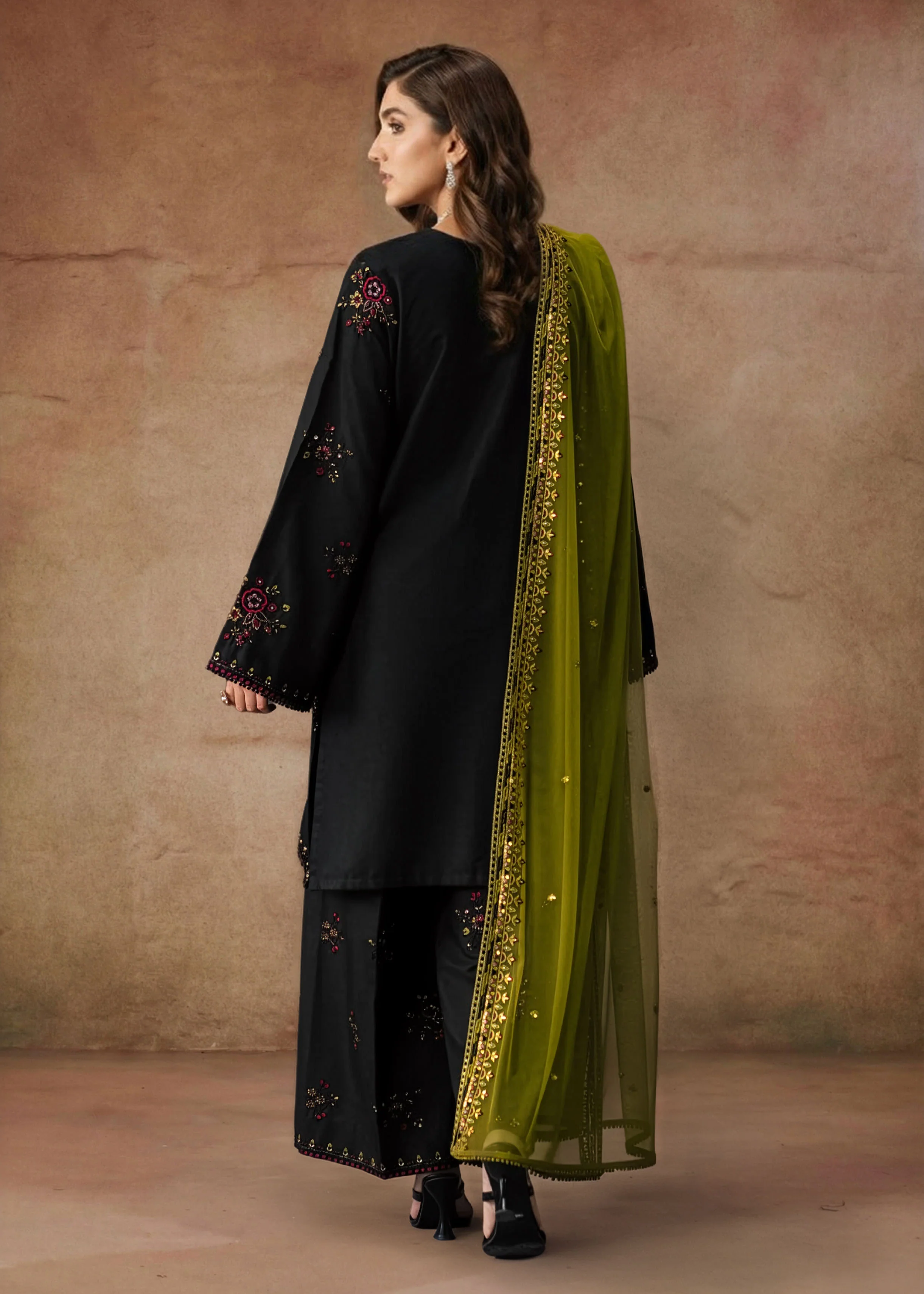 Laira Embroidered 3 piece - Image 4