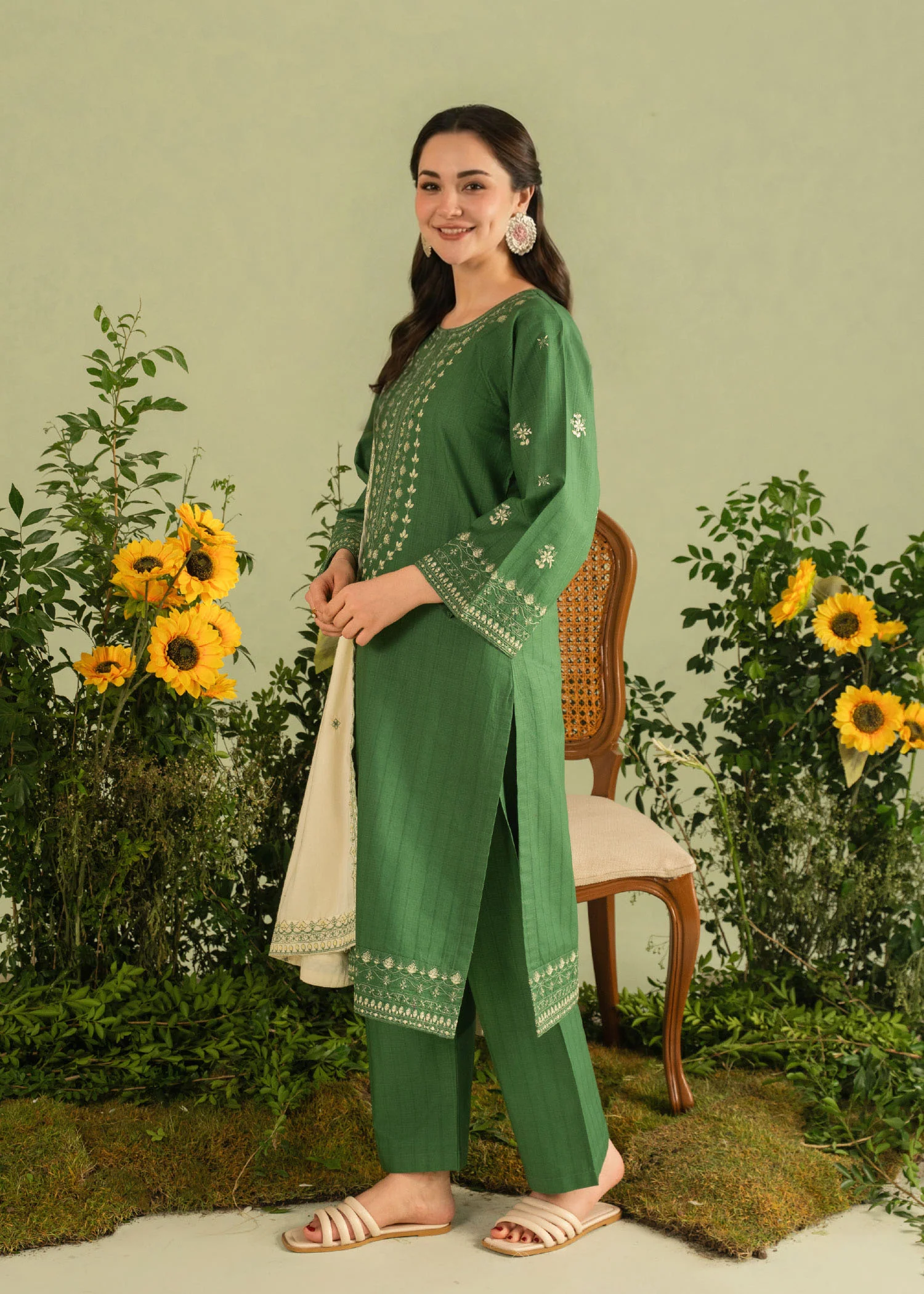 Zarnab Embroidered 3pc - Image 4